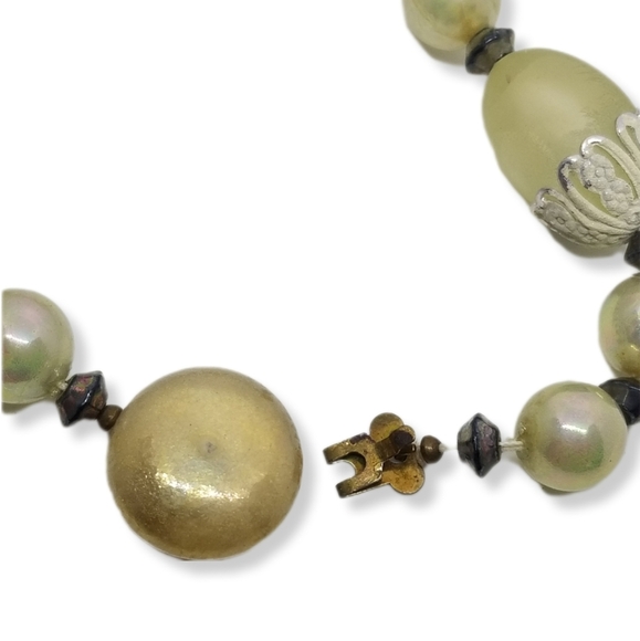 VINTAGE 1950s JAPAN MADE PASTEL COLOR FROSTED ACRYLIC BEAD STATEMENT NECKLACE - Picture 6 of 8